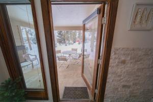 Patio o area all'aperto di Quicksilver 1605 by SummitCove Lodging