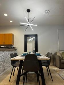Un comedor con una mesa y un ventilador de techo. en 2BR Townhouse Near Disney, en Kissimmee