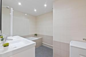 パリにあるHeart of Paris - 3BR - 8P - Tour Eiffel 7 Free Netflixの洗面台と鏡のある白いバスルーム +15枚の写真