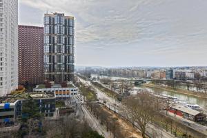 パリにあるHeart of Paris - 3BR - 8P - Tour Eiffel 7 Free Netflixの高層ビルのある街の景色