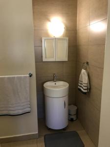 un bagno con un water e un lavandino di Serenity 905 a Durban