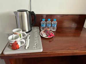 Příslušenství pro přípravu čaje a kávy v ubytování Petra Pass Hostel