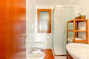 a bathroom with a toilet and a sink at GuestHost - Casa Asia a Chia in Chia