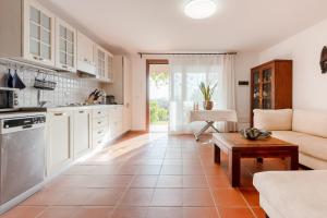 a kitchen and living room with a couch and a table at GuestHost - Casa Asia a Chia in Chia