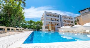 Bazén v ubytování Hotel Besani nebo v jeho okolí
