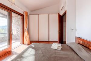 a bedroom with a bed and a large window at GuestHost - Casa Asia a Chia in Chia