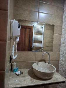 un lavandino in bagno con grande ciotola in pietra di Cozy House Kazbegi a Kazbegi