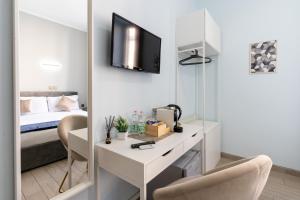 - une chambre avec un lit et un bureau avec un miroir dans l'établissement Leoni di Giada GUESTHOUSE - close to CENTRAL STATION, à Rome
