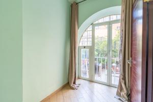- un couloir avec une porte ouverte s'ouvrant sur un balcon dans l'établissement Leoni di Giada GUESTHOUSE - close to CENTRAL STATION, à Rome