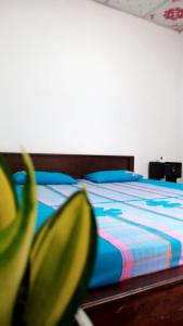 Ein Bett mit einem Haufen Bananen drauf. in der Unterkunft Nebula in Tangalle