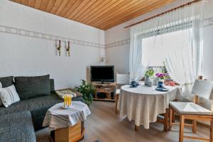 ein Wohnzimmer mit Sofa und Tisch in der Unterkunft Grenznah Garten Ruhig in Ladelund