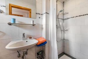 ein weißes Badezimmer mit Waschbecken und Dusche in der Unterkunft Grenznah Garten Ruhig in Ladelund + 21 Fotos