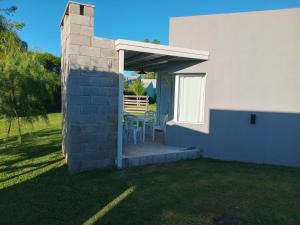 a patio with a table and chairs under a building at Lo del Lolo GUALEGUAY in Gualeguay