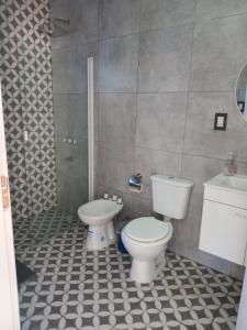a bathroom with a toilet and a sink at Lo del Lolo GUALEGUAY in Gualeguay