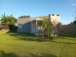 a small house in a yard with a green lawn at Lo del Lolo GUALEGUAY in Gualeguay