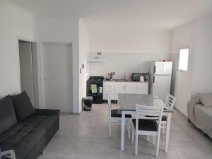 a living room with a couch and a table and chairs at Lo del Lolo GUALEGUAY in Gualeguay