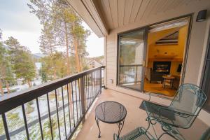 un balcone con due sedie e un tavolo di Quicksilver 1641 by SummitCove Lodging a Keystone