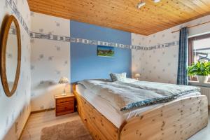 ein Schlafzimmer mit einem Bett und einer Holzdecke in der Unterkunft Grenznah Garten Ruhig in Ladelund