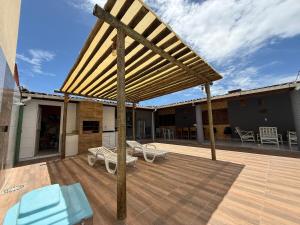 un ponte di legno con un pergolato e delle panchine di Refúgio Paripueira a Paripueira