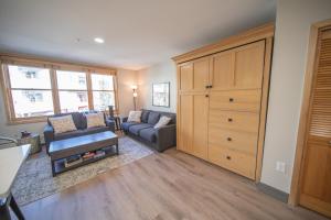 ein Wohnzimmer mit einem Sofa und einem Schrank in der Unterkunft Silver Mill 8211 by SummitCove Lodging in Keystone + 44 Fotos