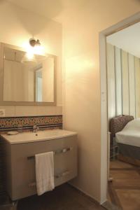 Postel nebo postele na pokoji v ubytování Boutique-Hotel Guesthouse Le Locle + 37 fotografií