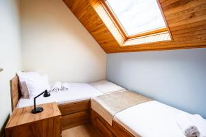 Posteľ alebo postele v izbe v ubytovaní Strandi Apartmanok- Boglárka