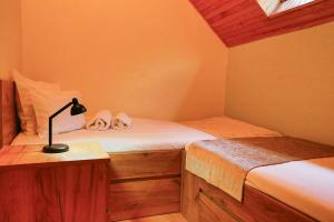 Posteľ alebo postele v izbe v ubytovaní Strandi Apartmanok- Boglárka