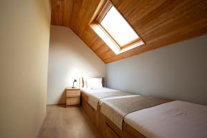 Posteľ alebo postele v izbe v ubytovaní Strandi Apartmanok- Boglárka