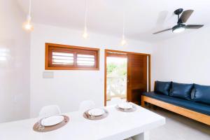 Ruang duduk di #1 Flat das Oliveiras Pipa Private Jacuzzi and AR