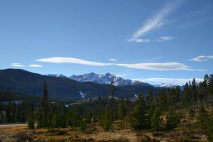 une vue sur les montagnes depuis le sommet d'une colline dans l'établissement Antlers Gulch 502 by SummitCove Lodging, à Keystone