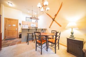 une salle à manger et une cuisine avec une table et des chaises dans l'établissement Arapahoe Lodge 8105 by SummitCove Lodging, à Keystone