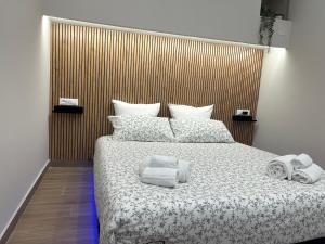 ein Schlafzimmer mit einem Bett mit Handtüchern darauf in der Unterkunft La Vetere House in Catania