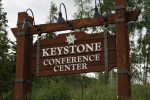 un panneau pour le centre de conférences kynesoperative dans l'établissement Frey Gulch 58 by SummitCove Lodging, à Keystone