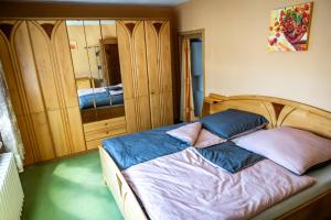 Postel nebo postele na pokoji v ubytování Ferienwohnung Berg-Glück, ruhige Lage mit Garten + 18 fotografií