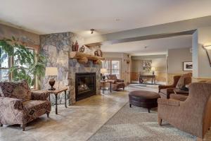 una gran sala de estar con chimenea de piedra. en Tenderfoot Lodge 2620 by SummitCove Lodging, en Keystone