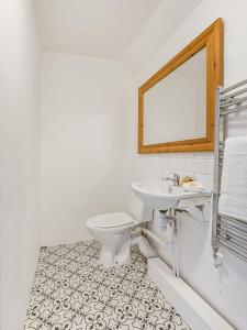 Un baño blanco con lavabo e inodoro. en 3 Bedroom Country Cottage with Private Garden, en Shifnal 13 fotos más