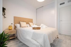 トロクスにあるGran Apartamento Laguna Beachの白いシーツが敷かれた大きなベッドのある白い寝室 +39枚の写真