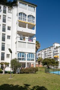 トロクスにあるGran Apartamento Laguna Beachの公園を目の前に望むアパートメントビル