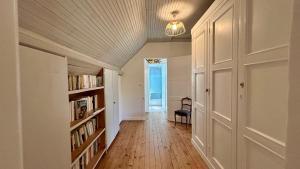 Η βιβλιοθήκη της παραθεριστικής κατοικίας