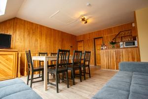 Μια τηλεόραση ή/και κέντρο ψυχαγωγίας στο Strandi Apartmanok- Levente