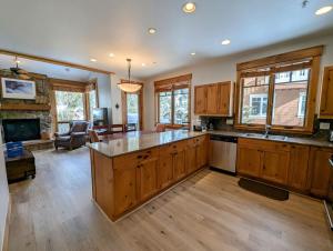 Dapur atau dapur kecil di Settlers Creek 6517 by SummitCove Lodging