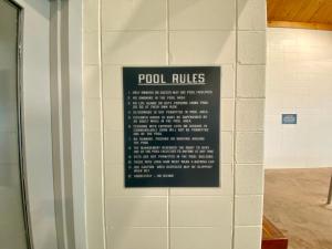 un cartello su un muro che dice "food hub" di Quicksilver 1626 by SummitCove Lodging a Keystone