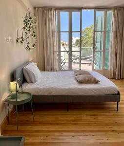 ein Schlafzimmer mit einem Bett und einem großen Fenster in der Unterkunft Nicosia City Centre Luxury Renovated Apartment in Nikosia