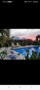 a picture of a swimming pool with chairs and umbrellas at Lo del Lolo GUALEGUAY in Gualeguay