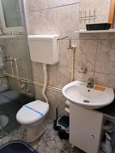 A bathroom at Apartman Fontana
