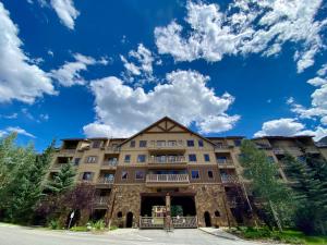ein Apartmenthaus mit blauem Himmel im Hintergrund in der Unterkunft Red Hawk Lodge 2222 by SummitCove Lodging in Keystone