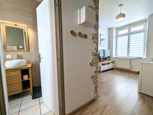 a bathroom with a sink and a mirror at Le Nid - studio cosy fraîchement rénové in Saint-Brieuc