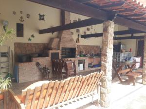 eine Küche und ein Esszimmer mit Tisch und Bank in der Unterkunft Casa Alto Padrão Casa Laranja in Praia Sêca