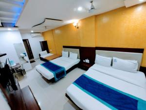 Letto o letti in una camera di BS International Hotel Mysore