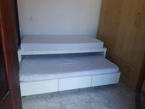 zwei weiße Etagenbetten in einem kleinen Zimmer in der Unterkunft Casa Alto Padrão Casa Laranja in Praia Sêca + 64 Fotos